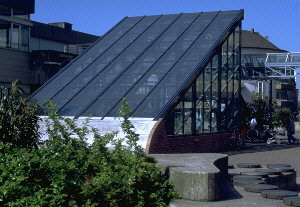 schicker, verglaster Tiefgarageneingang