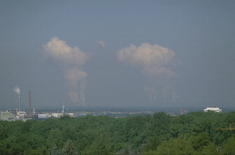 Dampfschwaden aus Kraftwerk-K&uuml;hlt&uuml;rmen