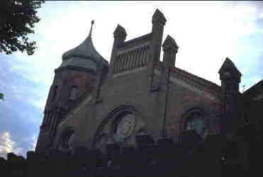 Was das wohl ist? Aussehen tut es ja fast wie eine Kirche.