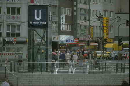 Treppen, Rampen, Aufz&uuml;ge, Schr&auml;gen
allenthalben - was vorher garnicht n�tig war.